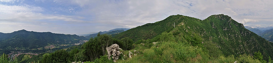 Dalla cimetta 'Il Pizzo ' (921 m) vista a sx sulla conca di Zogno, a dx sul percorso per salire al Monte Zucco (1232 m)